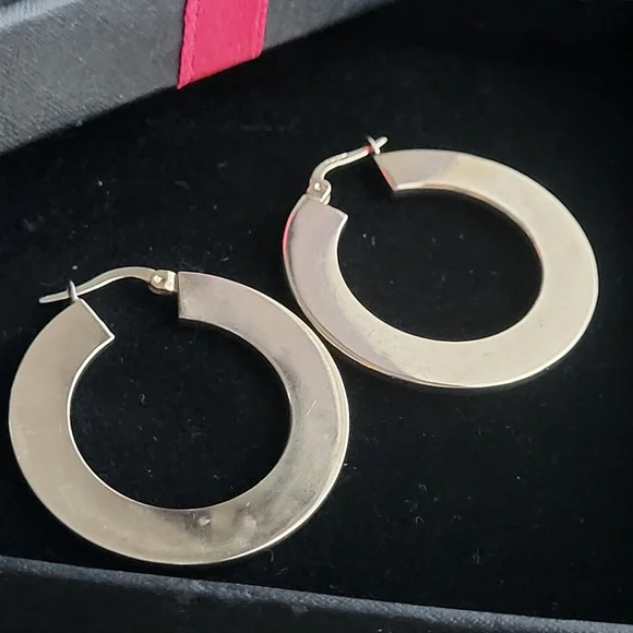 Gorgeous 10k thick earrings - Picture 4 of 10